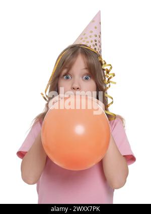 Petite fille mignonne dans le chapeau de fête gonflant ballon sur fond blanc Banque D'Images