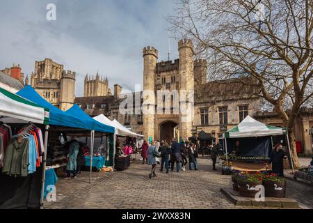 Wells, Somerset, Angleterre, Royaume-Uni : marché du samedi sur la place du marché et entrée du Palais épiscopal Banque D'Images