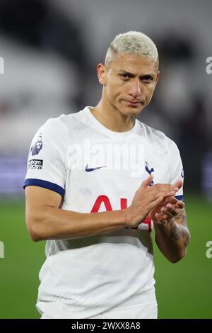 LONDRES, Royaume-Uni - 2 avril 2024 : Richarlison de Tottenham Hotspur applaudit les supporters après le match de premier League entre West Ham United et Tottenham Hotspur FC au London Stadium (crédit : Craig Mercer/ Alamy Live News) Banque D'Images
