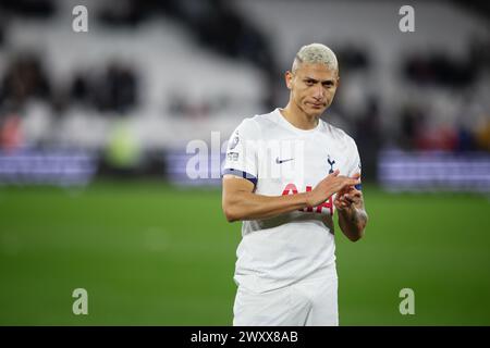 LONDRES, Royaume-Uni - 2 avril 2024 : Richarlison de Tottenham Hotspur applaudit les supporters après le match de premier League entre West Ham United et Tottenham Hotspur FC au London Stadium (crédit : Craig Mercer/ Alamy Live News) Banque D'Images