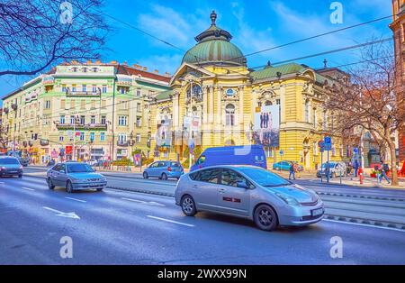 BUDAPEST, HONGRIE - 3 MARS 2022 : le bâtiment du théâtre de comédie Vigszinhaz derrière les voitures sur le boulevard Szent Istvan à Pest, Budapest, Hongrie Banque D'Images