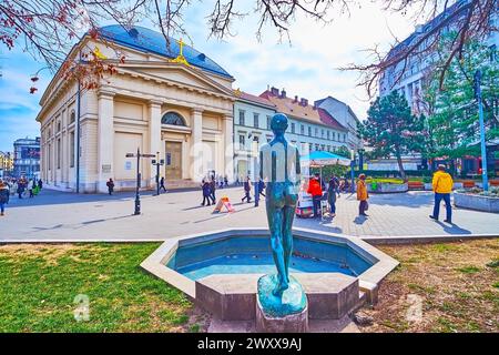 BUDAPEST, HONGRIE - 3 MARS 2022 : la statue et la fontaine du monument de Tavasz avec pour toile de fond l'église luthérienne sur la place Deak Ferenc, Budap Banque D'Images