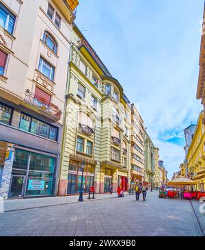 BUDAPEST, HONGRIE - 3 MARS 2022 : rue Vaci historique avec un clocher de l'église Saint-Michel de la ville intérieure, vue sur les toits, Budapest, Hongrie Banque D'Images