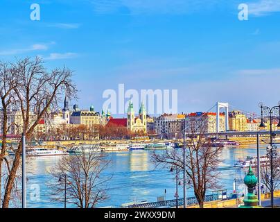 Vue sur la rivière Danube de Pest avec l'église paroissiale de la ville intérieure, l'Assomption de la cathédrale de la Sainte Vierge Marie et le pont Elisabeth, Budapest, Hongrie Banque D'Images