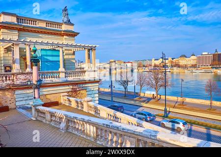 La construction du Bazar jardin du château contre la place Ybl Miklos, le Danube et le remblai de Pest, Budapest, Hongrie Banque D'Images