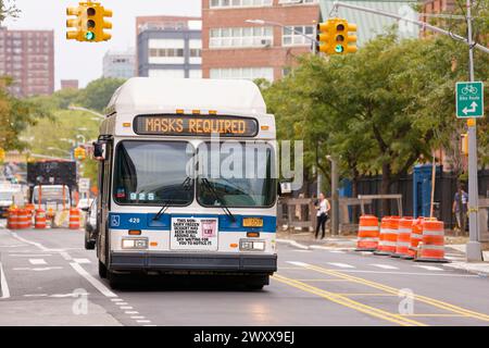 Bus NYC avec signe covid Banque D'Images