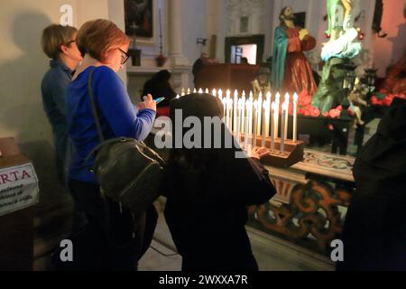 30 mars 2024, Sessa Aurunca, Campanie/Caserte, Italie : mars 29, 2024, Sessa Aurunca, Caserte, Italie : L'archidiconfrérie de SS.Crocifisso et Monte dei Morti avec tous ses confrères ont participé le vendredi Saint à la procession des mystères de la passion et de la mort de Jésus à travers les rues du centre historique. La procession au coucher du soleil a commencé à partir de l'église de San Giovanni a Villa. Des moments de prière et de chants ont accompagné les statues du Christ mort et les femmes en deuil tout au long de la soirée. En chemin, de grands feux de faisceaux de branches ont été allumés. Quelques femmes en deuil Banque D'Images