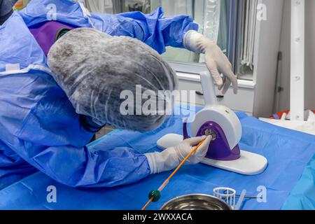 Outil jetable de sertissage de valvule cardiaque. Dans la salle d'opération, le médecin prépare la valve cardiaque pour la transplantation au patient porteur d'une valve cardiaque Banque D'Images