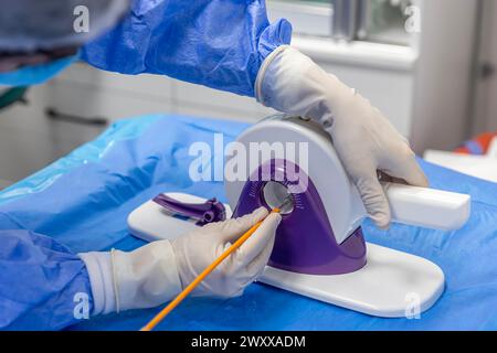 Outil jetable de sertissage de valvule cardiaque. Dans la salle d'opération, le médecin prépare la valve cardiaque pour la transplantation au patient porteur d'une valve cardiaque Banque D'Images