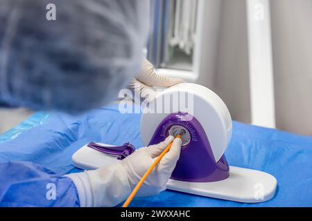 Outil jetable de sertissage de valvule cardiaque. Dans la salle d'opération, le médecin prépare la valve cardiaque pour la transplantation au patient porteur d'une valve cardiaque Banque D'Images