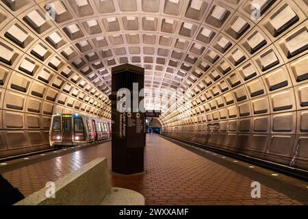 Washington DC - US - 23 mars 2024 vue intérieure d'un métro entrant dans la station U Street. Une station de transport rapide sur la ligne verte du Washington M. Banque D'Images