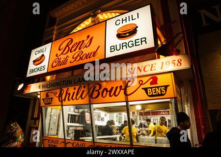 Washington DC - États-Unis - 22 mars 2024 image nocturne de l'emblématique Ben's Chili Bowl, un restaurant emblématique sur U Street à Washington, DC connu localement Banque D'Images