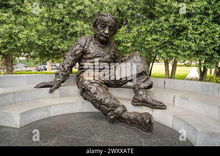 Washington DC - États-Unis - 23 mars 2024 le mémorial Albert Einstein est une statue monumentale en bronze du sculpteur Robert Berks, représentant Albert Einstein Seate Banque D'Images