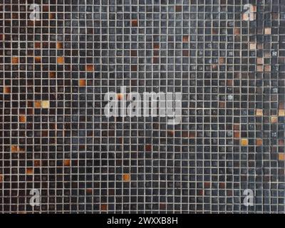La texture des vieilles tuiles murales brunes, noires et oranges ajoute du caractère et de la profondeur aux visualisations architecturales, aux designs d'intérieur ou aux œuvres d'art numériques. Banque D'Images