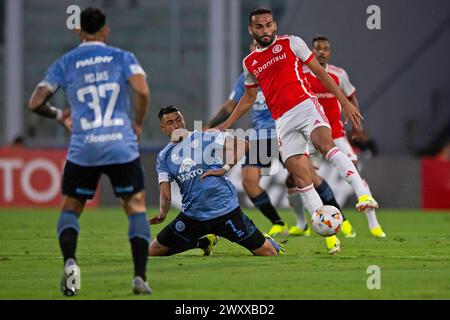 Cordoue, Argentine. 02 avril 2024. Matias Suarez de Belgrano se bat pour le ballon de possession avec Thiago Maia de Internacional, lors du match entre Belgrano et Internacional pour le premier tour du groupe C de Copa Sulamericana 2024, au stade Mario Alberto Kempes, à Cordoue, Argentine, le 02 avril. Photo : Max Peixoto/DiaEsportivo/Alamy Live News crédit : DiaEsportivo/Alamy Live News Banque D'Images