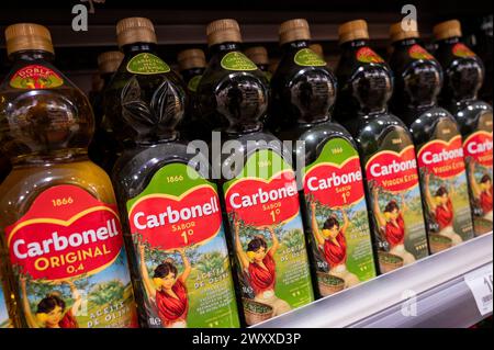 Madrid, Espagne. 29 mars 2024. Des bouteilles de la cuisine espagnole et de la marque d'huile d'olive extra vierge Carbonell sont exposées à la vente dans un supermarché. (Crédit image : © Xavi Lopez/SOPA images via ZUMA Press Wire) USAGE ÉDITORIAL SEULEMENT! Non destiné à UN USAGE commercial ! Banque D'Images