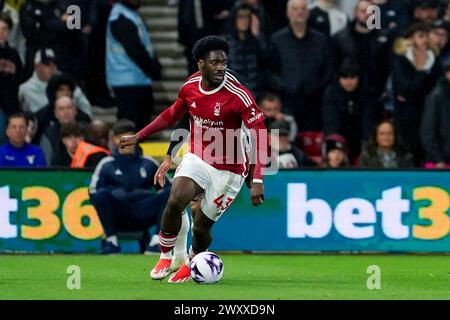 Nottingham, Royaume-Uni. 02 avril 2024. Nottingham, Angleterre, 2 avril 2024 : Ola Aina (43 Nottingham Forest) contrôle le ballon lors du match de premier League entre Nottingham Forest et Fulham au City Ground à Nottingham, Angleterre. (Daniela Porcelli/SPP) crédit : SPP Sport Press photo. /Alamy Live News Banque D'Images