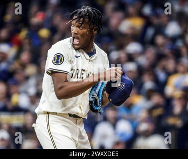 Milwaukee, États-Unis. 02 avril 2024. Abner Uribe, lanceur de secours des Brewers de Milwaukee, réagit à la neuvième manche de leur match de baseball contre les Twins du Minnesota à American Family Field à Milwaukee, Wisconsin, le mardi 2 avril 2024. Les Brewer ont ouvert leur saison 2024 à domicile contre les Twins. Les Brewers remportent le match 3-2. Photo de Tannen Maury/UPI crédit : UPI/Alamy Live News Banque D'Images
