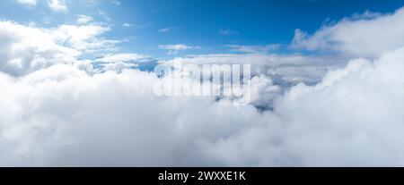 Vue aérienne des pics enveloppés dans les nuages près de Verbier, Suisse Banque D'Images