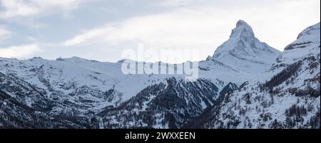 Panorama hivernal de Matterhorn et Zermatt, Suisse avec pistes de ski Banque D'Images