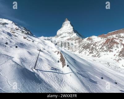 Vue aérienne de Snowy Zermatt ski Resort et Matterhorn, Suisse Banque D'Images