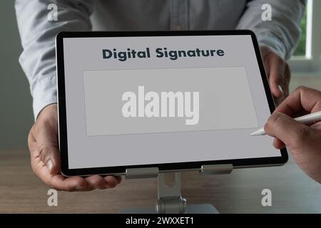 Fermez la signature électronique de main d'homme d'affaires sur tablette signer le document de l'accord sur le gadget numérique Banque D'Images