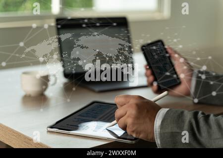 Homme d'affaires utilisant l'ordinateur portable numérique sur la technologie Internet réseau IoT Internet of Things concept Banque D'Images