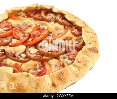 Savoureuse galette à la tomate et au fromage (galette Caprese) isolée sur blanc Banque D'Images
