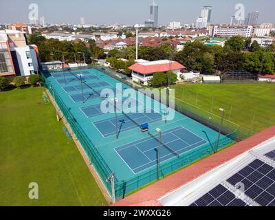 Bangkok, Thaïlande - 15 décembre 2023 : vue aérienne du court de tennis International School Bangkok situé à Bangkok, Thaïlande. Banque D'Images