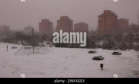 neige dans le parc avec pyramide de corde Banque D'Images