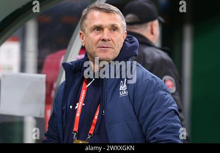 Wroclaw, Pologne - 26 mars 2024 : l'entraîneur ukrainien Serhiy Rebrov regarde le match de play-off Ukraine v Iceland de l'UEFA EURO 2024 au Tarczynski Arena à Wroclaw, en Pologne Banque D'Images