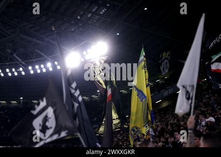 Turin, Italie. 2 avril 2024. Fans de la Juventus lors de la demi-finale de la Coppa Italia au stade Allianz de Turin. Le crédit photo devrait se lire : Jonathan Moscrop/Sportimage crédit : Sportimage Ltd/Alamy Live News Banque D'Images