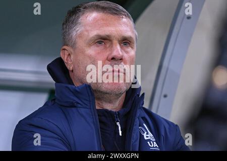 Wroclaw, Pologne - 26 mars 2024 : l'entraîneur ukrainien Serhiy Rebrov regarde le match de play-off Ukraine v Iceland de l'UEFA EURO 2024 au Tarczynski Arena à Wroclaw, en Pologne Banque D'Images