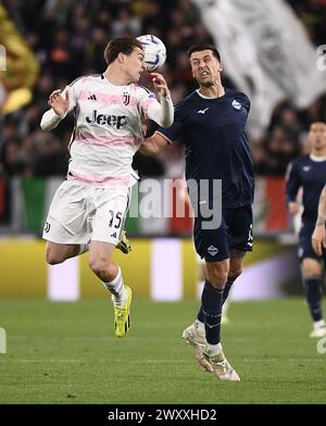 Turin, Italie. 2 avril 2024. Kenan Yildiz de la Juventus affronte Nicolo Casale du Lazio lors du match de demi-finale de la Coupe d'Italie entre le FC Juventus et le Lazio à Turin, Italie, le 2 avril 2024. Crédit : Federico Tardito/Xinhua/Alamy Live News Banque D'Images