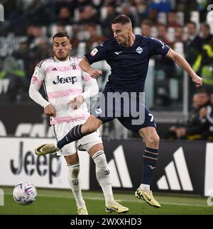 Turin, Italie. 2 avril 2024. Filip Kostic du FC Juventus (l) affronte Adam Marusic du Lazio lors du match de demi-finale de la Coupe d'Italie entre le FC Juventus et le Lazio à Turin, en Italie, le 2 avril 2024. Crédit : Federico Tardito/Xinhua/Alamy Live News Banque D'Images