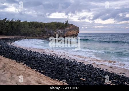 Les vagues du Pacifique s'écrasent sur les falaises déchiquetées le long de Shipwreck Beach à Koloa, Hawaï, sur l'île de Kauai. Banque D'Images