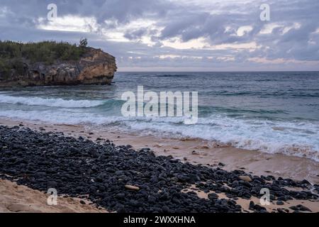 Les vagues du Pacifique s'écrasent sur les falaises déchiquetées le long de Shipwreck Beach à Koloa, Hawaï, sur l'île de Kauai. Banque D'Images