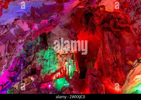 Grotte d'argent à Guilin, province du Guangxi, République populaire de Chine. Plafond avec stalactites Banque D'Images