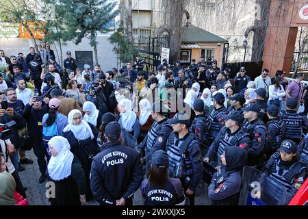 Un groupe de mères kurdes de la paix participent à la manifestation alors que les policiers bloquent la voie devant le Conseil électoral provincial. La décision du ministère de la Justice d'annuler le droit d'être élu maire métropolitain candidat du Parti de l'égalité du peuple et de la démocratie, Abdullah Zeydan, qui a remporté les élections locales à Van, a été protestée par les partis politiques kurdes. Les dirigeants et les députés du Parti de l'égalité du peuple et de la démocratie (Parti DEM) et du Parti des régions démocratiques (DBP) ont assisté à la manifestation devant le bâtiment du Conseil électoral provincial à Diyarbak?R. Hundr Banque D'Images