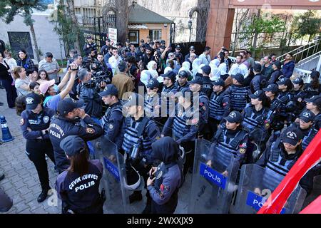 Un groupe de mères kurdes de la paix participent à la manifestation alors que les policiers bloquent la voie devant le Conseil électoral provincial. La décision du ministère de la Justice d'annuler le droit d'être élu maire métropolitain candidat du Parti de l'égalité du peuple et de la démocratie, Abdullah Zeydan, qui a remporté les élections locales à Van, a été protestée par les partis politiques kurdes. Les dirigeants et les députés du Parti de l'égalité du peuple et de la démocratie (Parti DEM) et du Parti des régions démocratiques (DBP) ont assisté à la manifestation devant le bâtiment du Conseil électoral provincial à Diyarbak?R. Hundr Banque D'Images