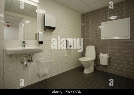 Cuvette de toilette blanche dans Une salle de bains Banque D'Images