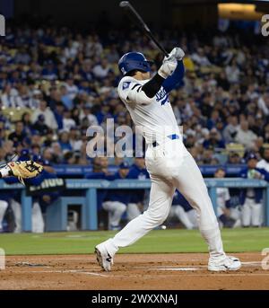 Los Angeles, Californie, États-Unis. 2 avril 2024. Shohei Ohtani #17 des Dodgers de Los Angeles se lance lors de la première manche contre les Giants de San Francisco au Dodger Stadium le 2 avril 2024 à Los Angeles, Californie. (Crédit image : © Roy Dybuncio/Prensa Internacional via ZUMA Press Wire) USAGE ÉDITORIAL SEULEMENT! Non destiné à UN USAGE commercial ! Banque D'Images