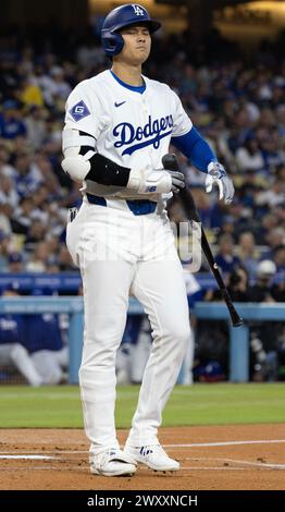Los Angeles, Californie, États-Unis. 2 avril 2024. Shohei Ohtani #17 des Dodgers de Los Angeles se lance lors de la première manche contre les Giants de San Francisco au Dodger Stadium le 2 avril 2024 à Los Angeles, Californie. (Crédit image : © Roy Dybuncio/Prensa Internacional via ZUMA Press Wire) USAGE ÉDITORIAL SEULEMENT! Non destiné à UN USAGE commercial ! Banque D'Images