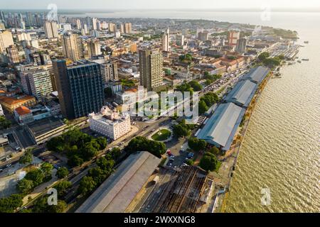 Vue aérienne de Docks Station et Waldemar Henrique Square à Belem City au nord du Brésil Banque D'Images