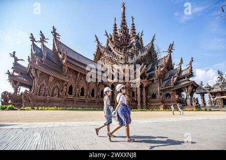 (240403) -- PATTAYA, 3 avril 2024 (Xinhua) -- des touristes visitent le Sanctuaire de la vérité Museum à Pattaya, Thaïlande, 29 mars 2024. Dans la période janvier-mars, la Thaïlande a accueilli 1,75 millions de visiteurs de Chine, la plus grande source de touristes dans le pays d'Asie du Sud-est, suivie par 1,16 millions de Malaisie et 622 813 de Russie, selon les données du ministère thaïlandais du Tourisme et des Sports. Le nombre croissant de touristes entrants est soutenu par le régime gouvernemental d'exemption de visa, y compris l'accord mutuel d'exemption de visa entre la Thaïlande et la Chine, entré en vigueur le 1er mars, qui aide les farouches Banque D'Images