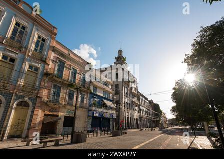 Boulevard gastronomique avec des bâtiments coloniaux au coucher du soleil dans la ville de Belem au nord du Brésil Banque D'Images