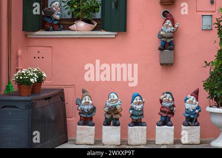 Gnomes de jardin devant une maison, Burano, Vénétie, Italie Banque D'Images