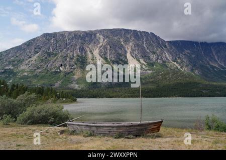 Vieux bateau sur la rive du lac Bennett, sentier Chilkoot, ruée vers l'or, territoire du Yukon, Canada Banque D'Images