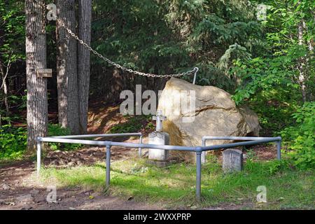 Pierres tombales et une pépite géante imitation dans le vieux cimetière de la ruée vers l'or à Skagway, ruée vers l'or, Alaska, États-Unis Banque D'Images