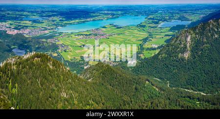 Panorama de Saeuling, 2047m, de Neuschwanstein, Fuessen et le paysage lacustre environnant, Ostallgaeu, Bavière, Allemagne Banque D'Images